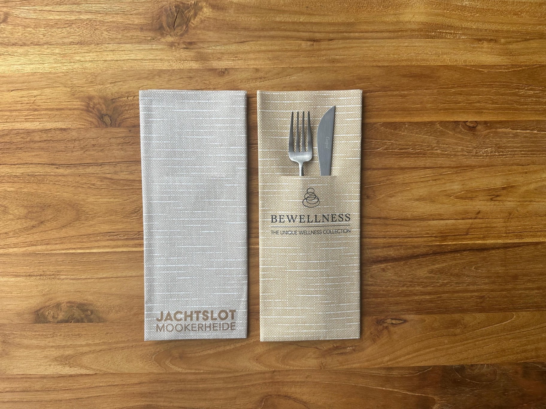 PocketServet®ten van Jachtslot Mookerheide en Bewellness op een houten tafel
