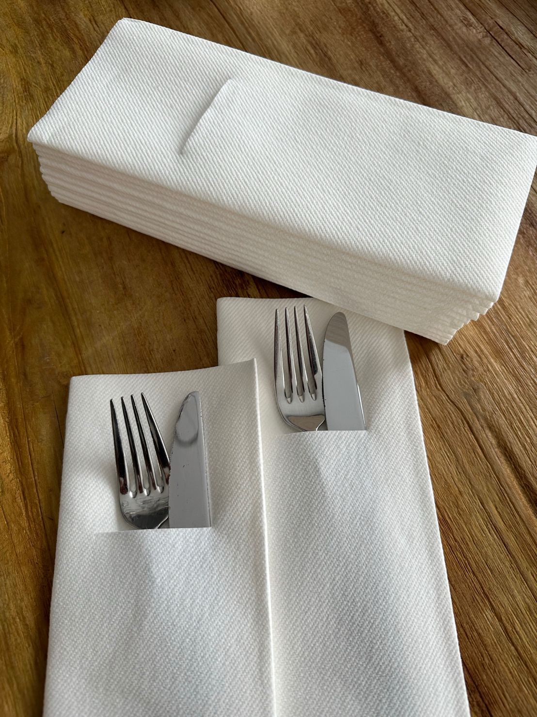 Gepatenteerde PocketServet® met bestek in de insteekopening