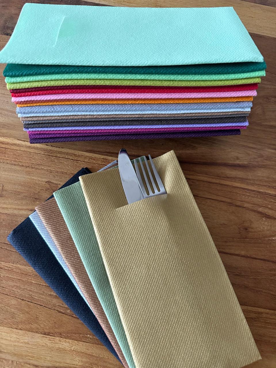 Pocketservetten in verschillende kleuren met bestek