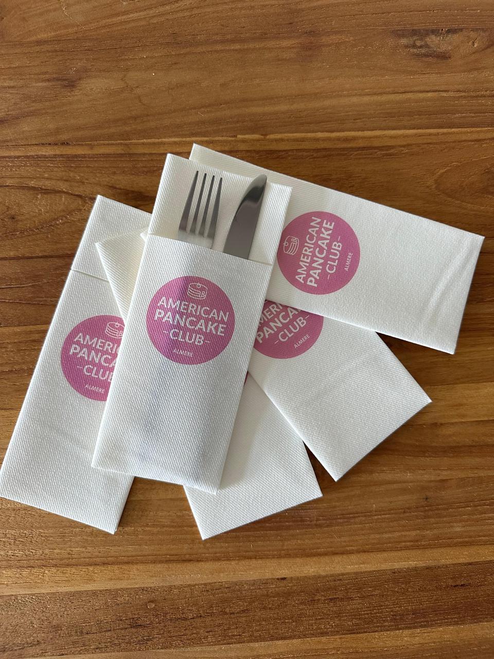 PocketServet®ten met diverse horeca-logo's op een tafel